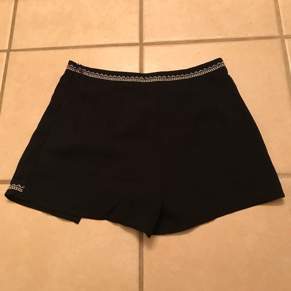 Black embroidered envelope skort - Picture 2 of 2